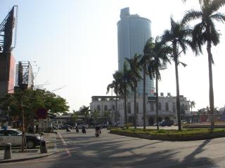 台南駅前。南国風です。実はちょっと寒かった。