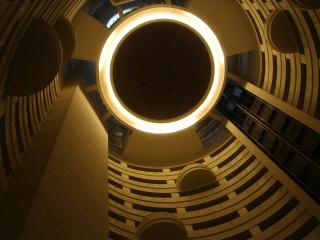 香格里拉台南遠東國際大飯店
;シャングリラホテルのカフェから天井を見上げる
ちなみに前の写真で駅の後ろにそびえたっているのがホテル。