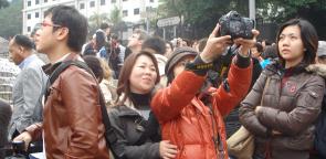 ���`���s�[�N�g��������ő҂��Ă���l�X